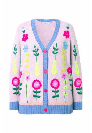 Rosa gestrickte Strickjacke mit Blumenstickerei in leuchtendem Pink, Grün, Blau und Gelb. V-Ausschnitt, blaue gerippte Bündchen und pinkfarbene Knöpfe.