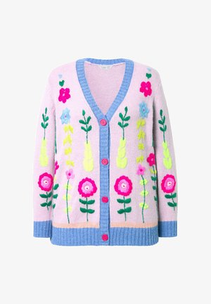Rosa gestrickte Strickjacke mit Blumenstickerei in leuchtendem Pink, Grün, Blau und Gelb. V-Ausschnitt, blaue gerippte Bündchen und pinkfarbene Knöpfe.
