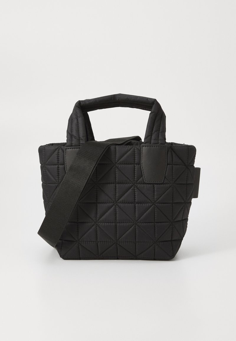 Sac à main noir matelassé avec un motif géométrique, deux poignées courtes et une bandoulière amovible ; fabriqué en tissu lisse avec des accents en cuir.