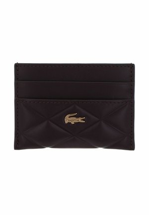 Porte-cartes en cuir marron foncé avec face avant matelassée, trois emplacements pour cartes et logo crocodile doré centré sur le devant.