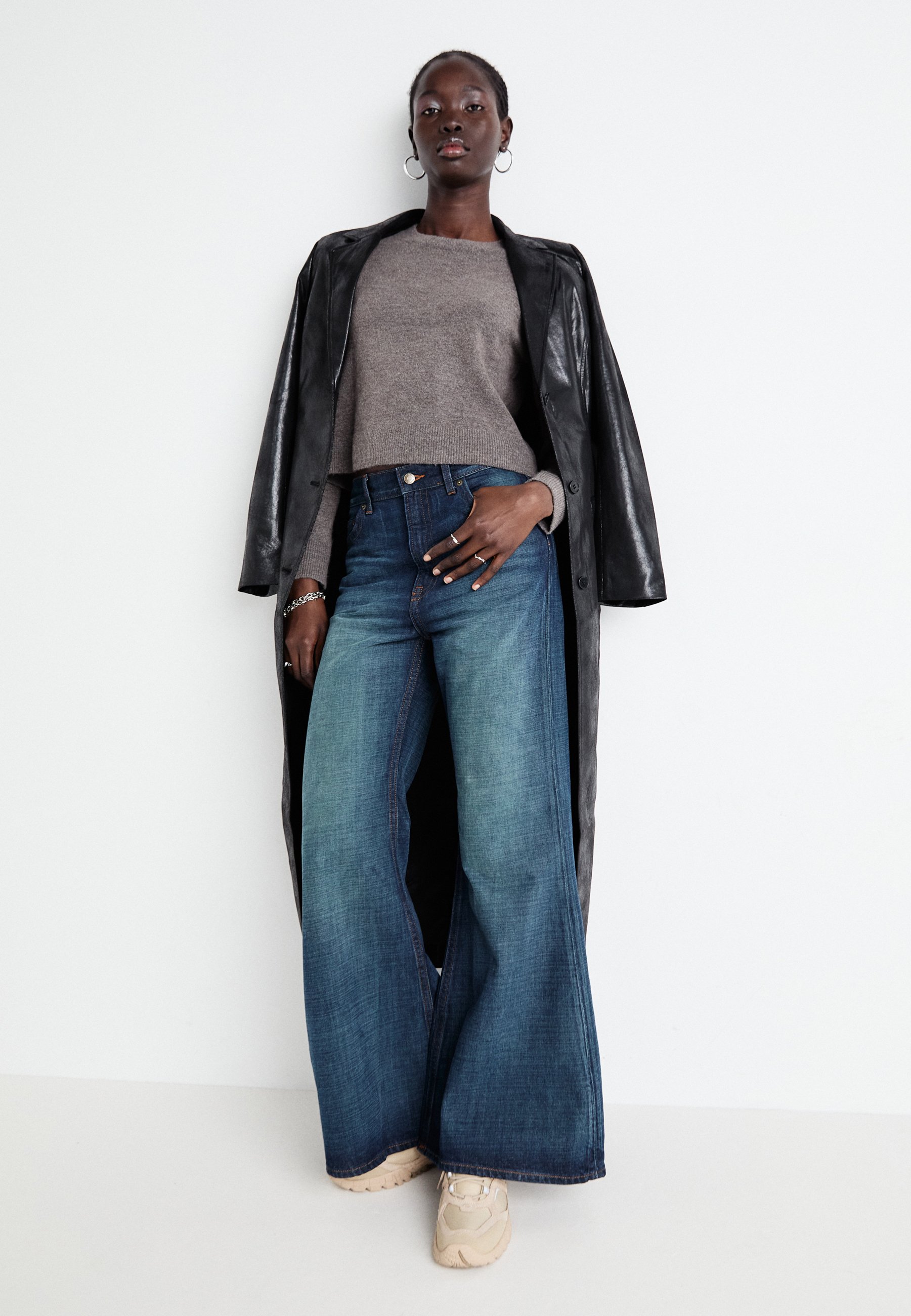 Weekday GROVE BAGGY FLARED - Relaxed fit jeans - medium dusty blue
