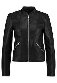 Černá kožená bunda s přiléhavým střihem, stojáčkovým límcem, zapínáním na přední zip a dvěma bočními kapsami na zip. Hladká textura, bez vzorů.