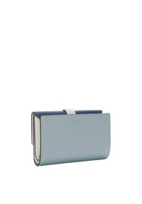 Kompaktní peněženka ve světle modré kůži s tmavě modrou vrchní klopou. Disponuje bílým uzávěrem na páse a diskrétním gravírováním značky.