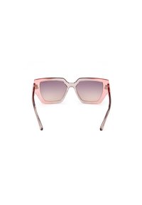 Ochelari de soare cu rame patrate, cu lentile roz transparente și gradient. Brațe subțiri cu un design texturat, evidențiind o estetică modernă.