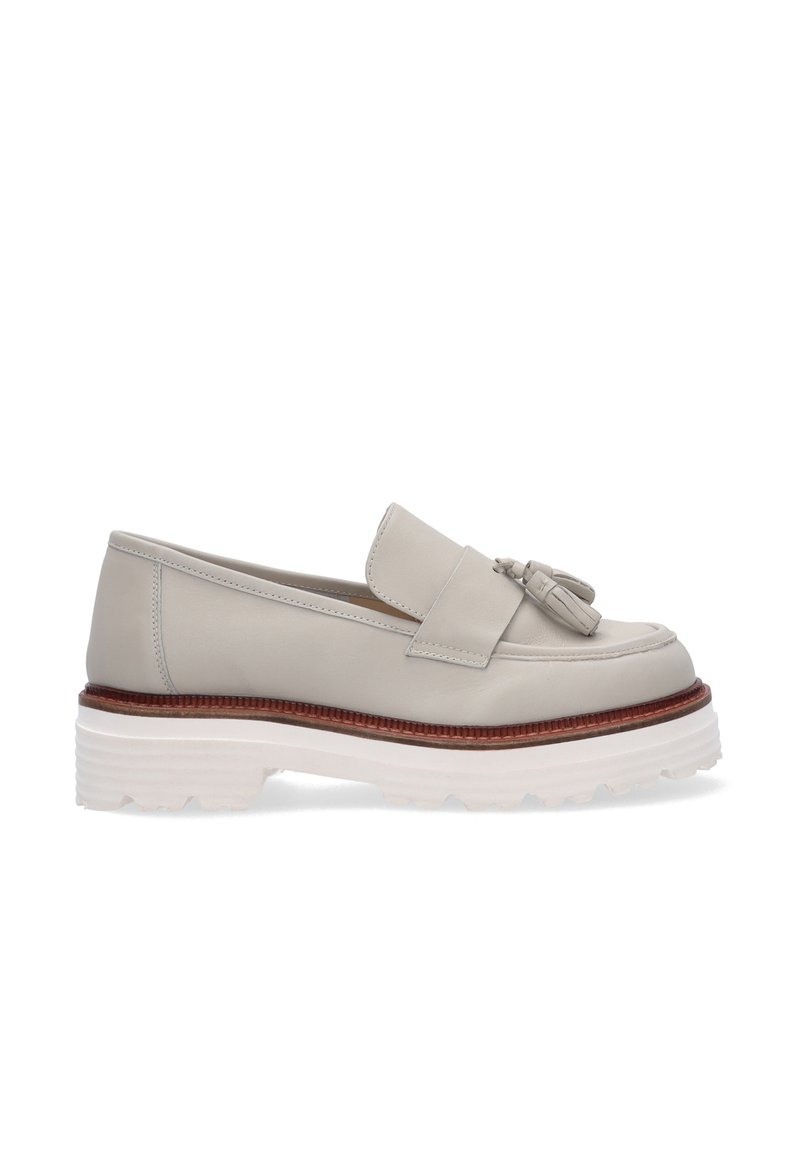 Grå læder loafers med kvastdetalje, rund tå og en hvid gummisål med brune accenter. Glat tekstur og minimalistisk design.