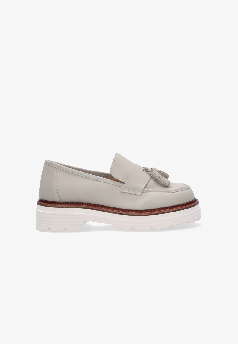 Grauer Lederloafer mit Quastendetail, abgerundeter Spitze und einer weißen Gummisohle mit braunem Akzent. Glatte Textur und minimalistisches Design.