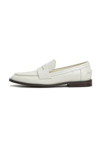 Weiße Leder-Loafer mit einer strukturierten Oberfläche, einem breiten Riemen über dem Vorderfuß und einer kontrastierenden dunkelbraunen Sohle.