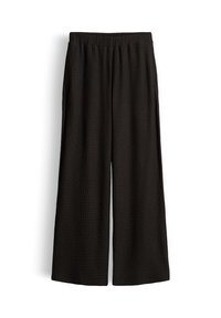 Schwarze Hose mit weitem Bein, elastischem Bund und dezent strukturiertem Stoff, flach auf weißem Hintergrund dargestellt.
