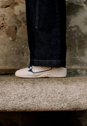 P448, P448 TRAINERS LISBON - Baskets basses - cream