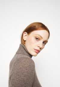 FTC Cashmere Camisola - truffle