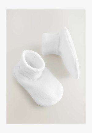 Weiße Knöchelsocken mit einem gerippten Bündchen und weicher Textur, ausgestattet mit einer abgerundeten Zehenpartie und einem minimalistischen Design.