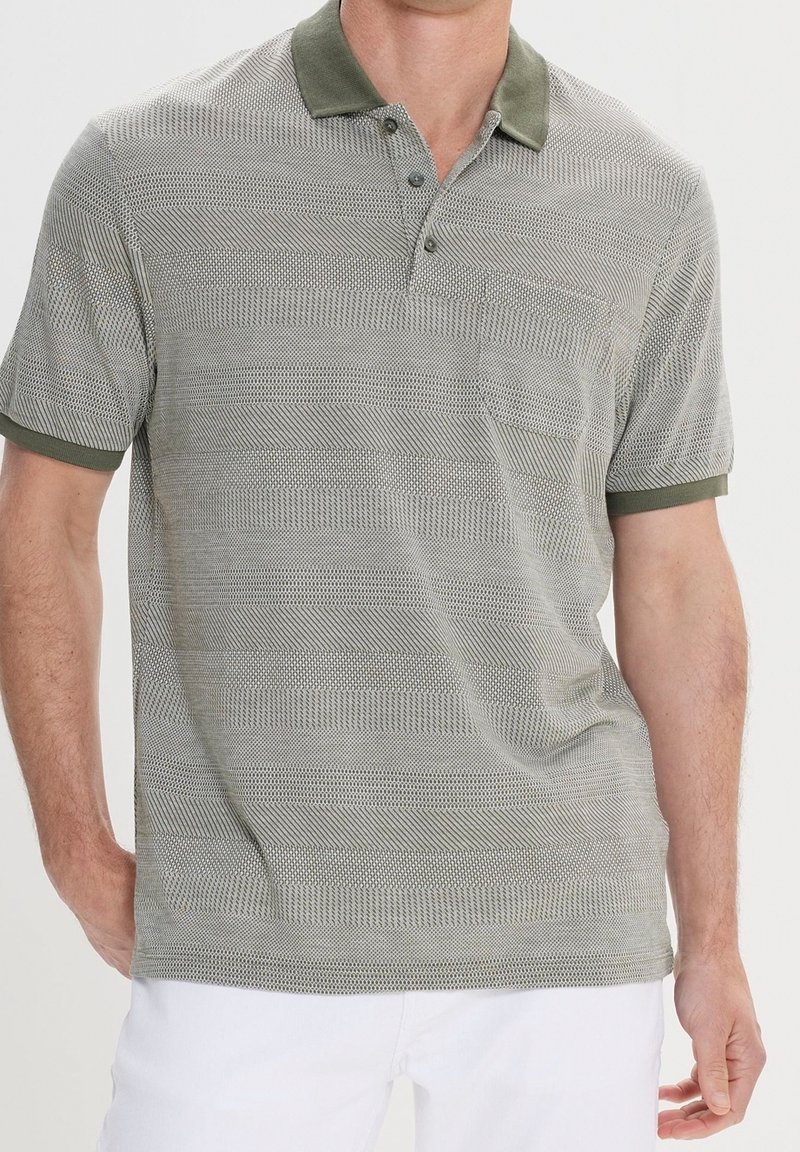 Polo gris con cuello verde, que presenta un patrón texturizado de rayas horizontales y una tapeta de tres botones. Mangas cortas.