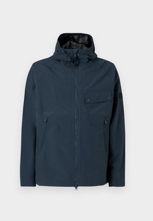 Casaco azul-marinho feito de material resistente à água, com fecho de correr frontal, capuz ajustável, dois bolsos laterais e um bolso com aba no peito.