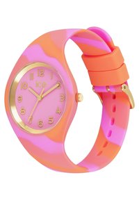 Montre en silicone colorée avec un bracelet marbré rose et orange. Boîtier rond avec un cadran rose, des accents dorés et des index d'heure en chiffres arabes.