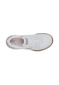 Baskets blanches en tissu maillé, bout arrondi et semelle intérieure rembourrée. Comprend un système de laçage et une semelle extérieure en caoutchouc avec de lég accents bruns.