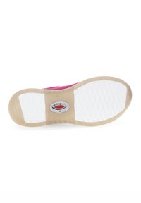 Chaussure rose avec une tige texturée et une semelle en caoutchouc blanc lisse dotée d'un motif de semelle et d'un logo "rollingsoft" au centre.