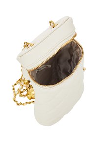 Borsa a tracolla bianca trapuntata con zip dorata e catena. L'interno è foderato in tessuto beige con un'etichetta visibile.