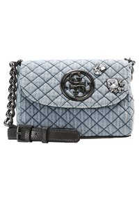 Borsa a tracolla trapuntata blu chiaro con catena nera, logo metallico circolare e decorazioni in strass sul risvolto.