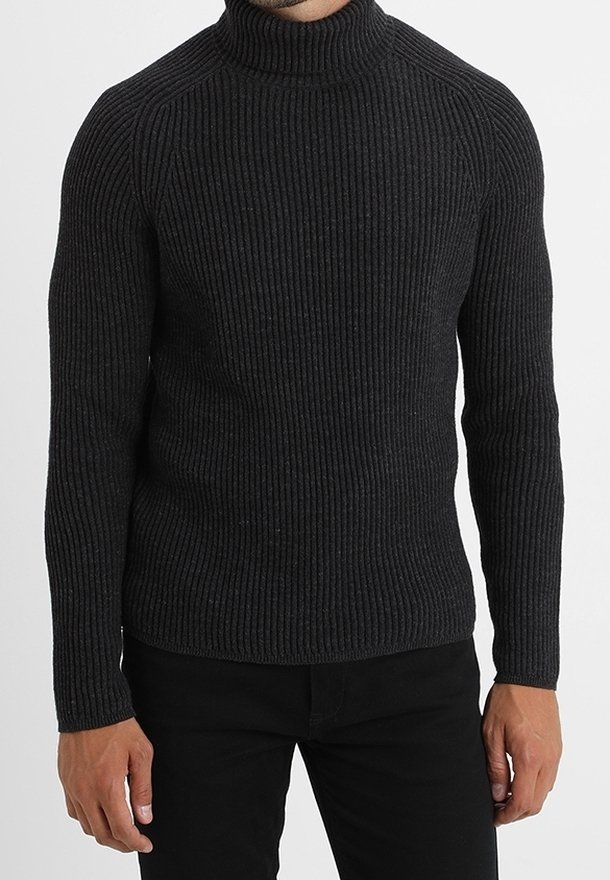 Maglione a collo alto grigio scuro a coste con maniche lunghe. Presenta un design aderente e una trama sottile. In abbinamento si vedono pantaloni neri.