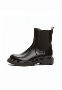 Musta nilkkurit, jotka on valmistettu sileästä synteettisestä nahasta, joissa on joustavat sivupaneelit ja matala, kuvioitu kumipohja.