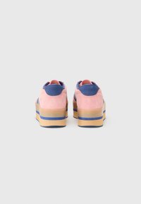 adidas Originals GAZELLE STACK - Sportbačiai - glow pink/victory blue/gum