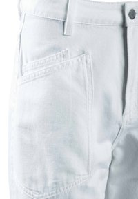 Približni prikaz bijelih traperica koji prikazuje prednji džep, petlju za remen, gumb i detalje šavova.