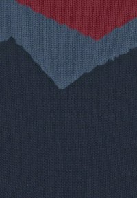 Motivo a zig zag su tessuto lavorato a maglia con tre bande orizzontali nei colori blu scuro, blu medio e rosso scuro.