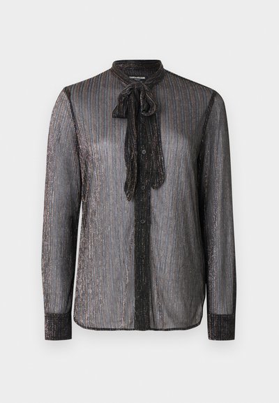 Srajca z dolgimi rokavi iz sijočega črnega blaga z navpičnimi črtami, z metuljčkom na ovratniku in gumbi spredaj.