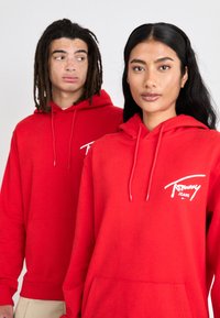 Tommy Jeans ENTRY GRAPHIC HOODIE UNISEX - Sudadera - deep crimson