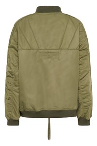 Χακί πράσινο bomber μπουφάν με λεία, γυαλιστερή υφή, ριμπ σχέδιο στον γιακά και τα μανίκια, ρυθμιζόμενες πτυχώσεις στα πλαϊνά και λογότυπο στο πίσω μέρος.