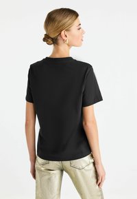Next SHORT SLEEVE CREW NECK   REGULAR FIT - Trükipildiga T-särk - black