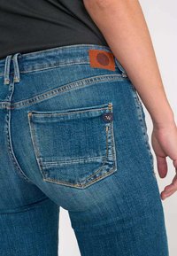 Le Temps Des Cerises TRÈS ÉVASÉ - Flared Jeans - bleu