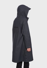 Wodoodporny granatowy płaszcz przeciwdeszczowy z kapturem, o długim kroju, z kieszeniami bocznymi i zapięciem na guziki wzdłuż końca. Gładka tekstura i minimalistyczny design.