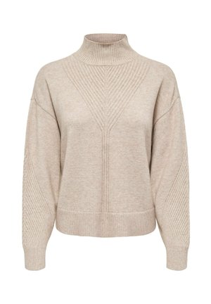 Beige strikket sweater med høj ribstrikket krave, lange løse ærmer og ribstrikkede geometriske mønstre på bryst og arme.