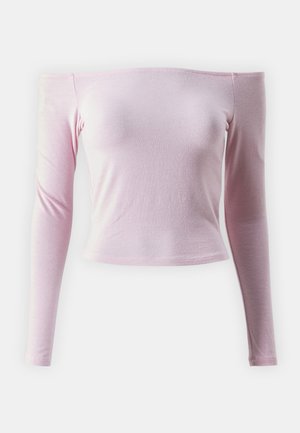 Roza off-shoulder majica dugih rukava napravljena od mekog, laganog materijala; prilagođenog dizajna s izrezom iznad struka i glatkom teksturom.