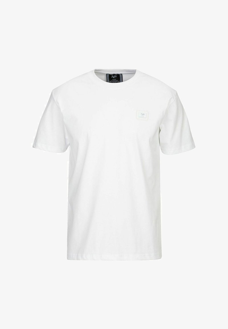 Witte katoenen t-shirt met een ronde halslijn, korte mouwen en een klein, vierkant logopatch op de linker borst.