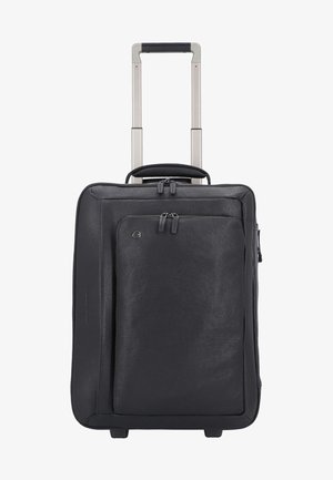 Valigia a rotelle nera in pelle con manico telescopico, superficie liscia, tasca anteriore con zip e ruote robuste. Design compatto per i viaggi.