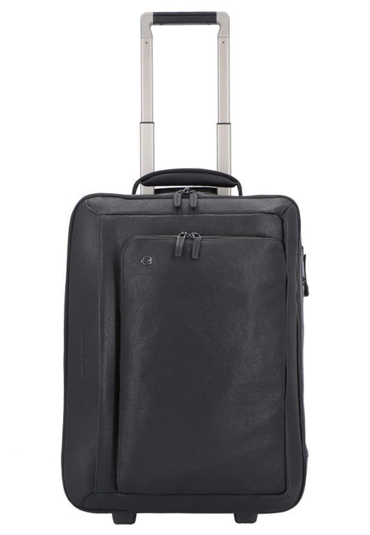 Valigia a rotelle nera in pelle con manico telescopico, superficie liscia, tasca anteriore con zip e ruote robuste. Design compatto per i viaggi.