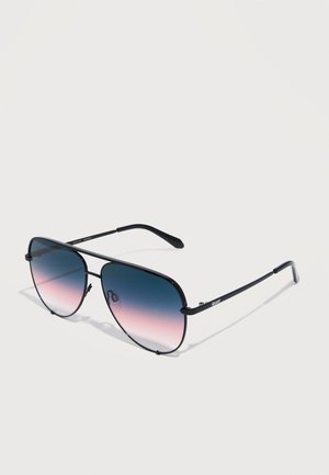 Čierne kovové pilotné slnečné okuliare s modro-ružovým prechodovým sklom a tenkými ramenami, zobrazené na bielom pozadí.