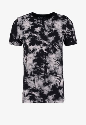 Czarny t-shirt z krótkim rękawem, z abstrakcyjnym wzorem białych i szarych pociągnięć pędzla oraz okrągłym dekoltem.