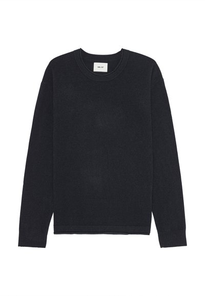 Czarny sweter wykonany z miękkiego, teksturowanego materiału. Okrągły dekolt, długie rękawy oraz prążkowane mankiety i dół. Minimalistyczny design bez wzorów.