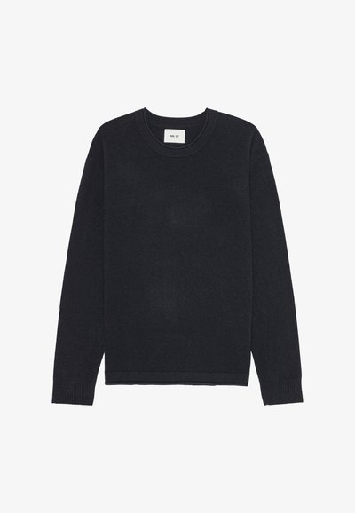 Czarny sweter wykonany z miękkiego, teksturowanego materiału. Okrągły dekolt, długie rękawy oraz prążkowane mankiety i dół. Minimalistyczny design bez wzorów.