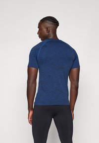 Pier One Sport SEAMLESS SPACE DYE 2 PACK - Paprasti marškinėliai - dark blue/bordeaux