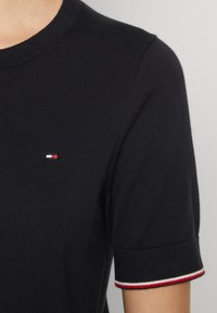 Tommy Hilfiger SHORT SLEEVE KNIT - Paprasti marškinėliai - desert sky
