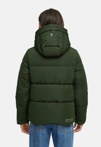 Jachetă puffer de culoare verde închis, cu glugă, având un design matlasat și un detaliu cu logo pe spate. Construită dintr-un material neted și moale.