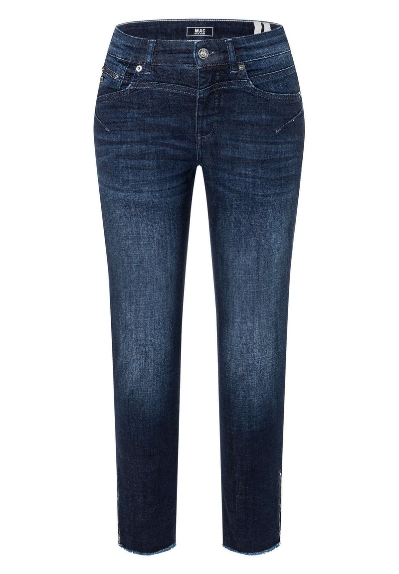 Jeans de mezclilla azul oscuro con un corte ajustado, estilo de cinco bolsillos, cierre de cremallera y un dobladillo sin acabar en los tobillos. Acentos cosidos visibles.