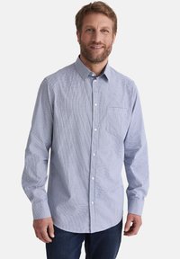 Hellblau-weiße kariertes Langarmhemd mit Button-Down-Kragen, Fronttasche und Knopfverschluss. Kombiniert mit blauen Jeans.