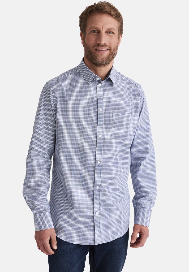 Hellblau-weiße kariertes Langarmhemd mit Button-Down-Kragen, Fronttasche und Knopfverschluss. Kombiniert mit blauen Jeans.