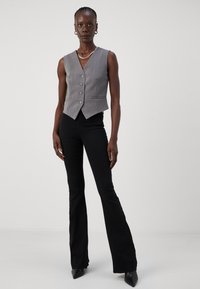ONLY Tall ONLHELLA LIFE RETRO - Trapezaste traperice - black denim