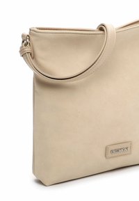 Beige crossbodytas met een smalle band en een metalen merkembleem "EMILY & NOAH" in de rechteronderhoek.